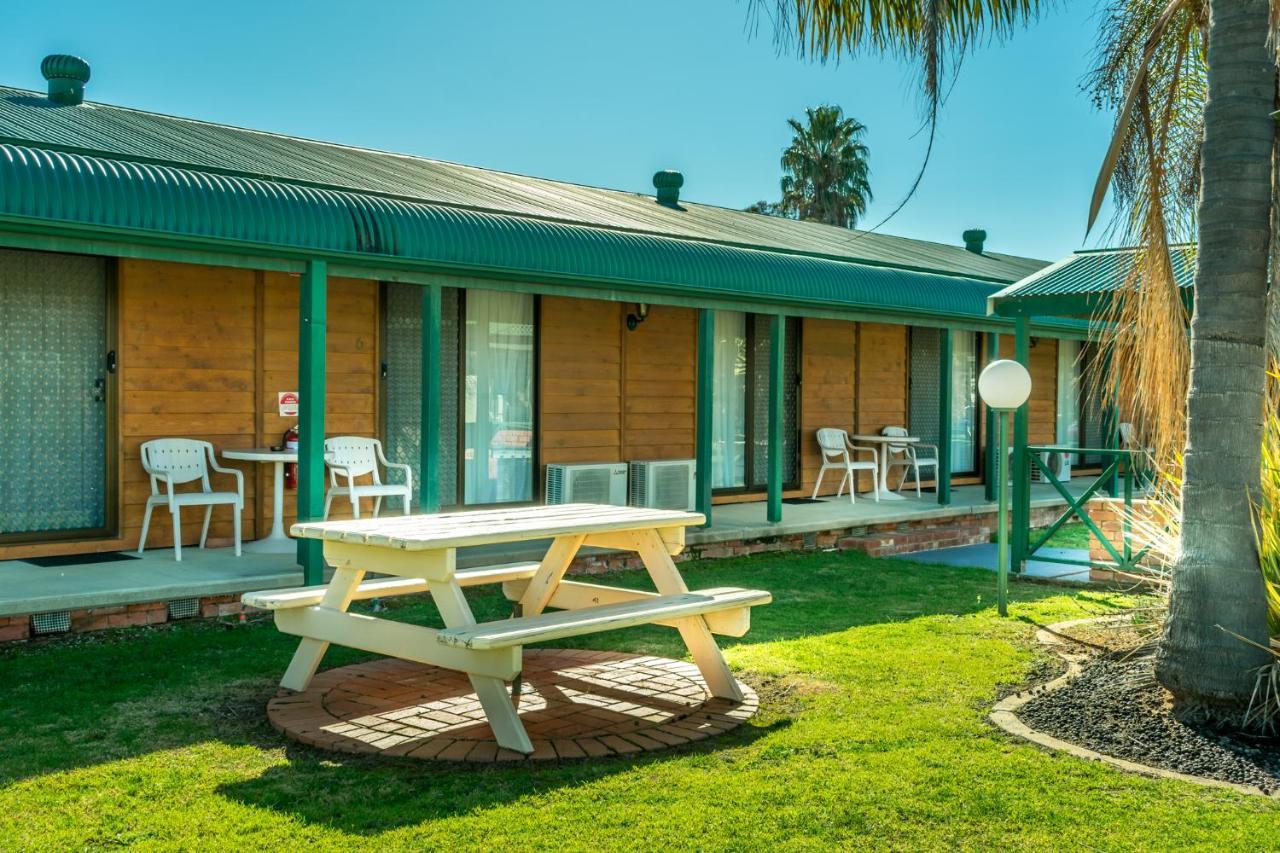 Deniliquin Country Club Motor Inn Ngoại thất bức ảnh