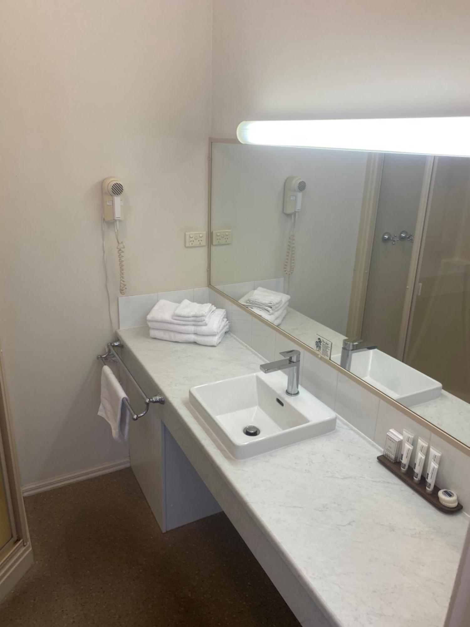 Deniliquin Country Club Motor Inn Ngoại thất bức ảnh
