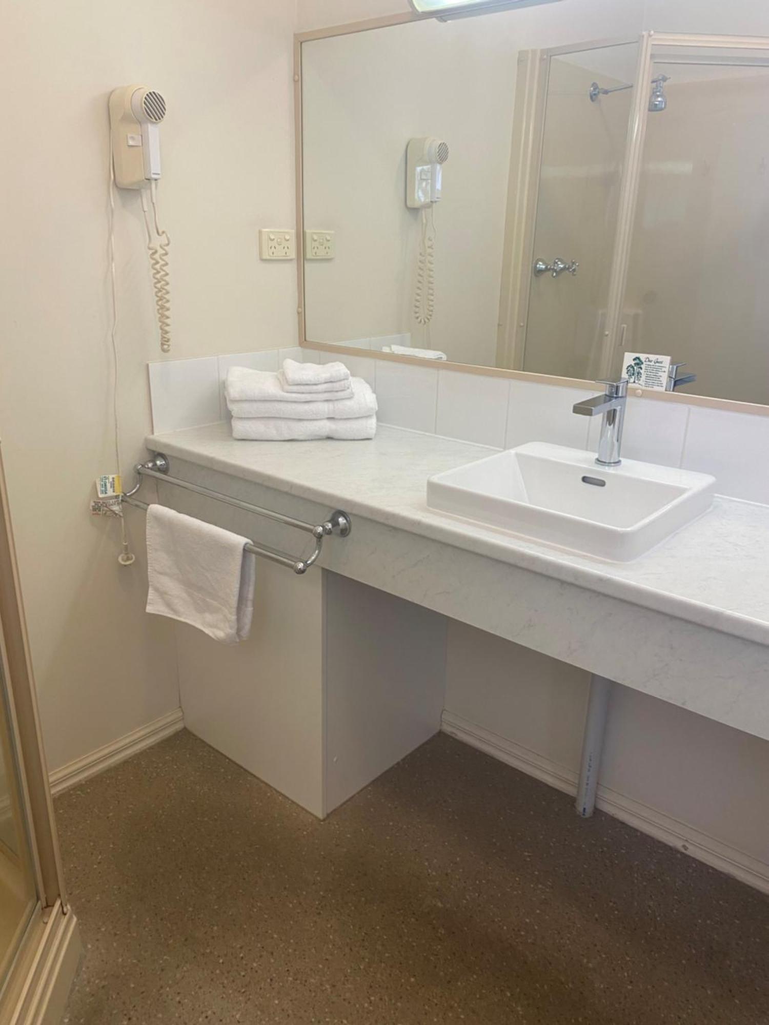 Deniliquin Country Club Motor Inn Ngoại thất bức ảnh