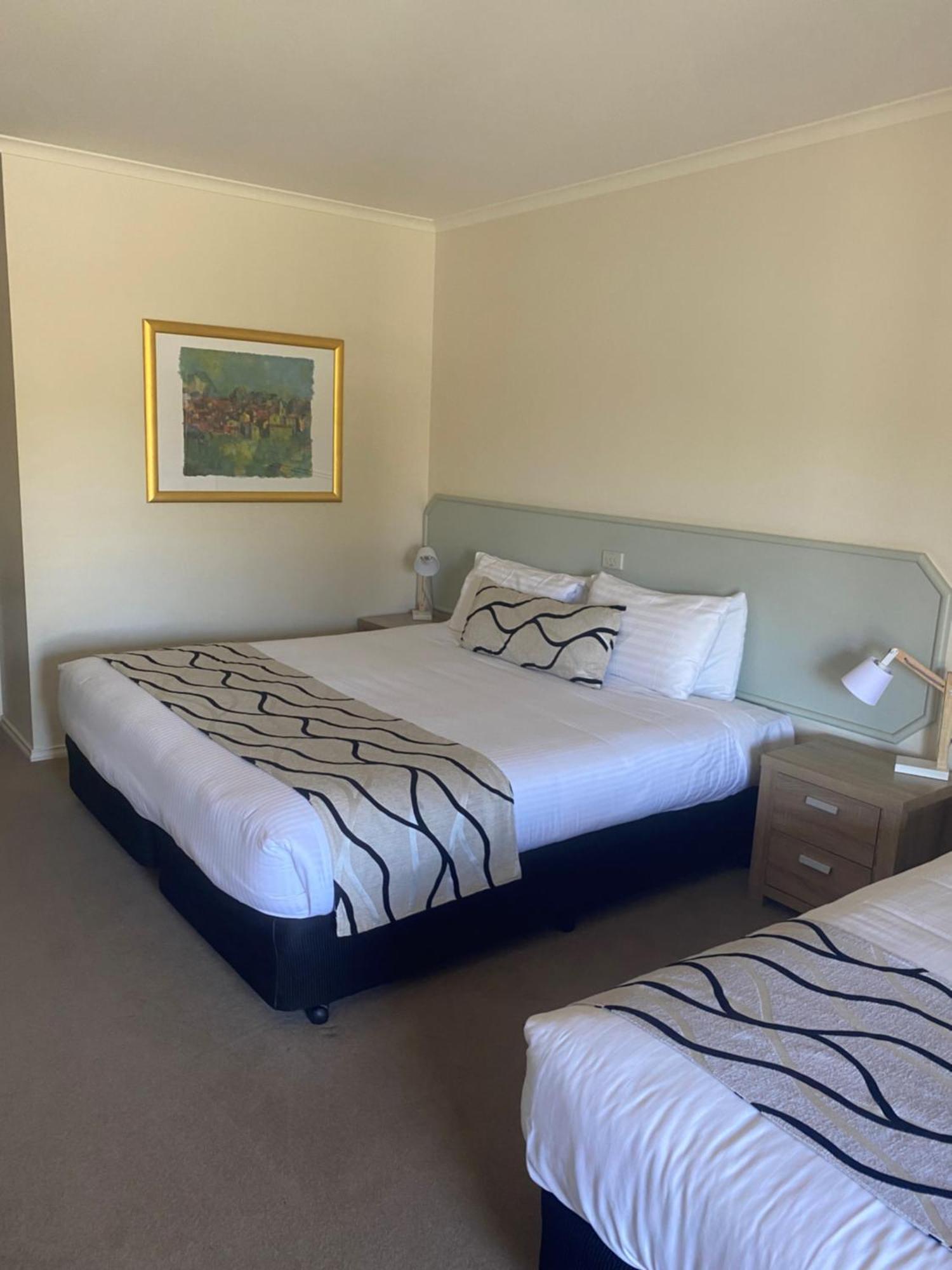Deniliquin Country Club Motor Inn Ngoại thất bức ảnh