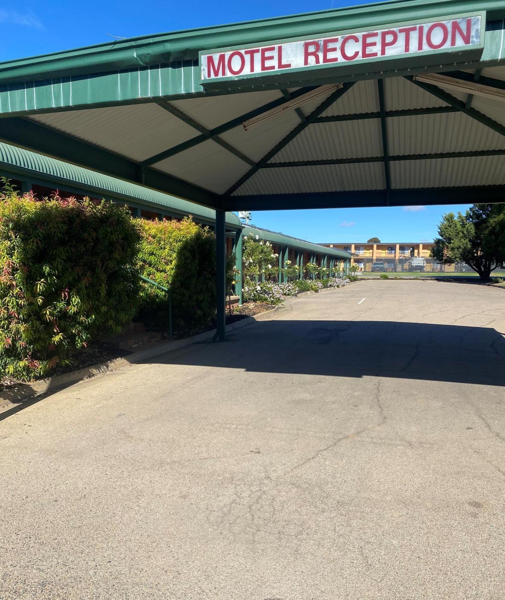Deniliquin Country Club Motor Inn Ngoại thất bức ảnh