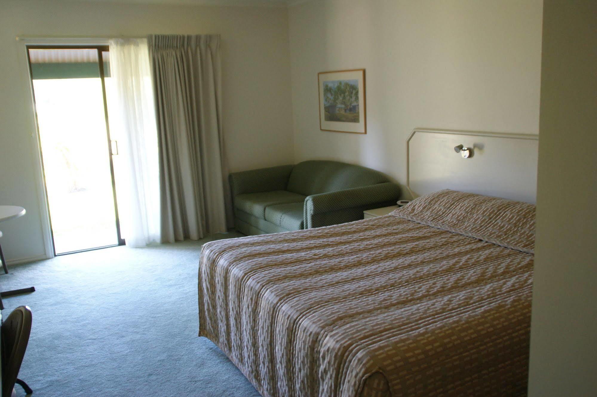Deniliquin Country Club Motor Inn Ngoại thất bức ảnh